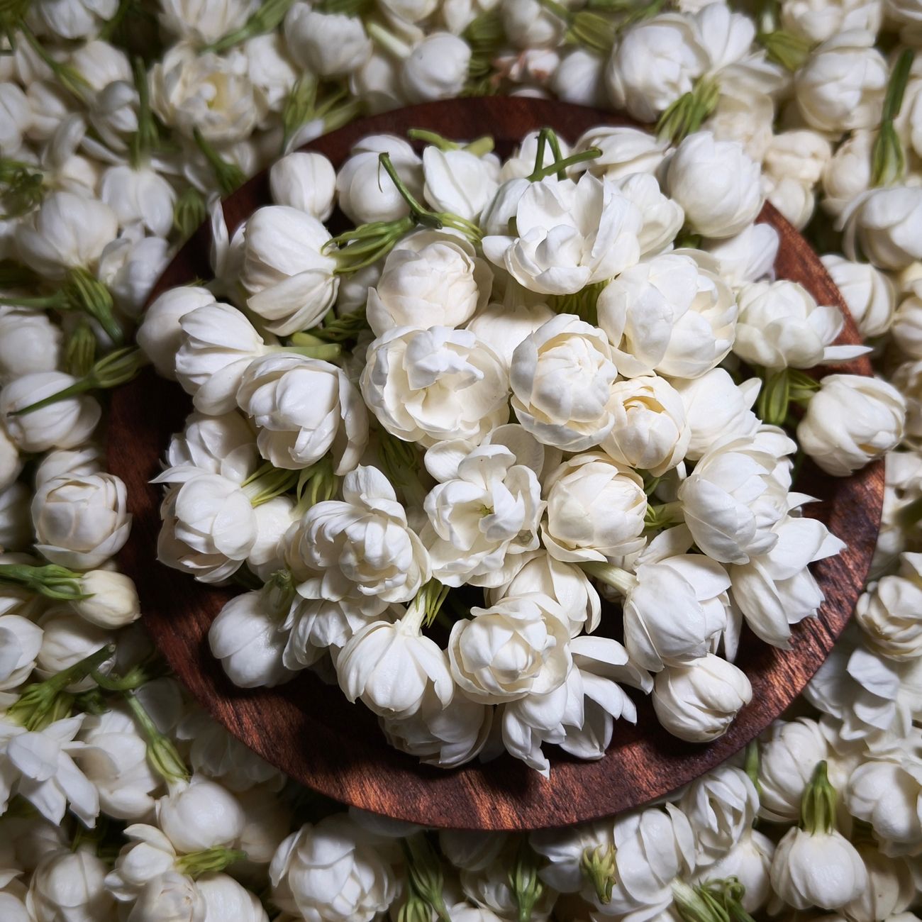 Jasmine and lotus flower decoration for a baby shower
